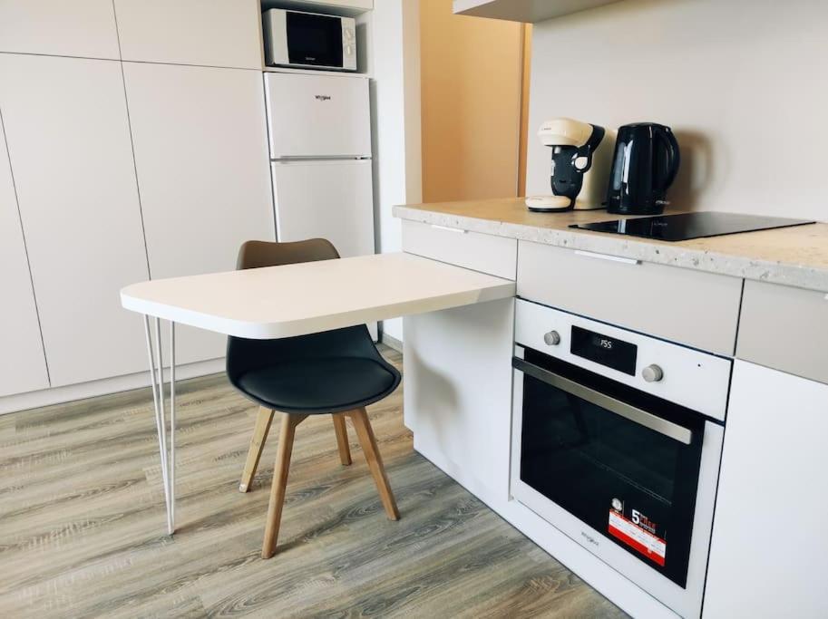 Airport Studio For Two, Free Parking, Airport View Братислава Экстерьер фото