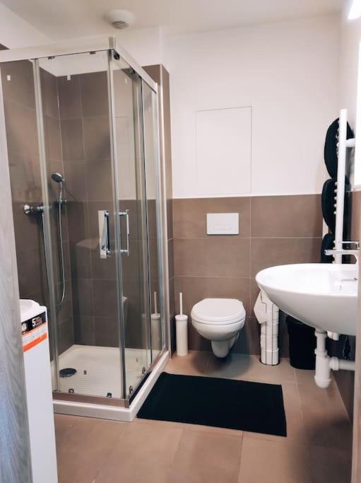 Airport Studio For Two, Free Parking, Airport View Братислава Экстерьер фото